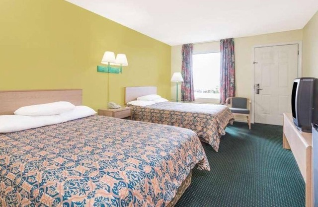Pet-friendly Unit! Roundtrip Airport Shuttle Available, Free Breakfast, Parking!