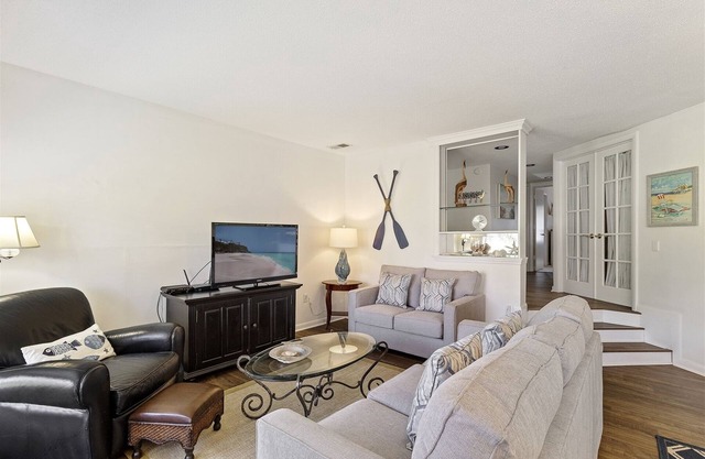 Pet Friendly, Pool Views - Bike to the Beach!