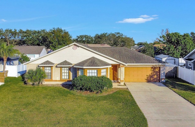 Pet-friendly vacation home, private pool, fully fenced in backyard, free WiFi