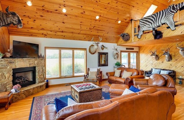 Pet-Friendly Vienna Cabin w/Screened-In Porch!