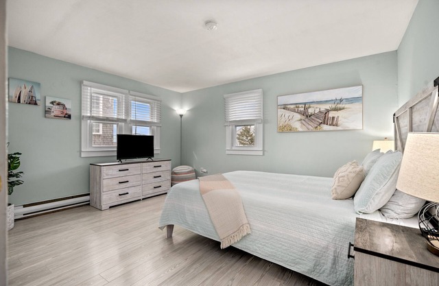 PET FRIENDLY-Walk to Beach -Fire Pit - 40 Min to Salem, MA - WINTER RENTAL AVAIL