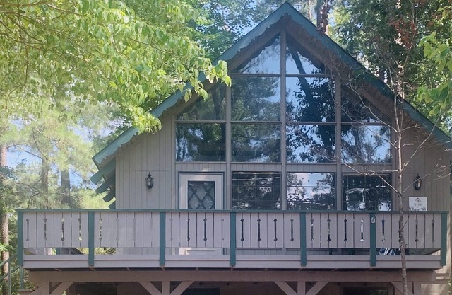 Pet friendly wooded view chalet is perfect for a family get away!