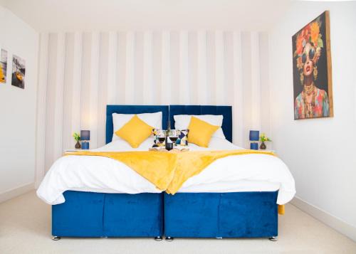 Peterborough 4-Bed Contractor House with 2 Baths & Parking