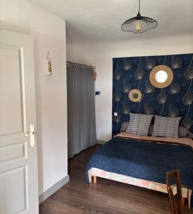 Petite chambre indépendante, parking