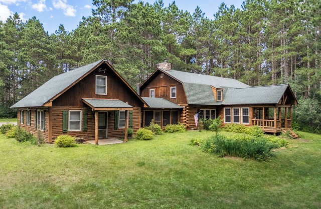 Pets+ 8BR Cabin Retreat Sleeps 25+ Fire Pit GameRoom near Dells/Castle Rock Lake