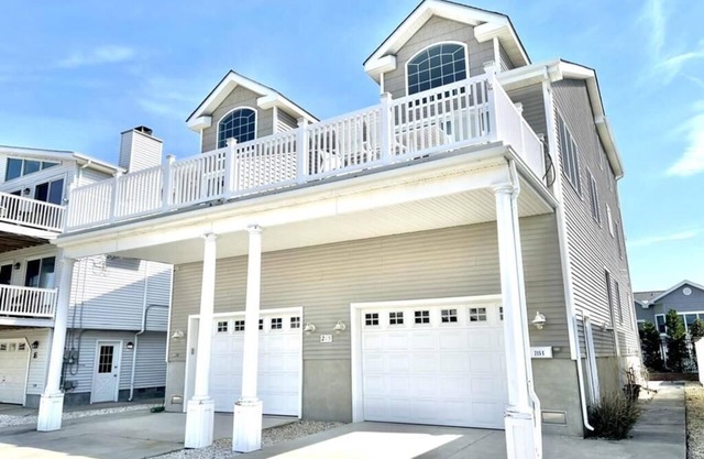 Pets Accepted! Delightful 4 bedroom located 2 blocks from the beach!