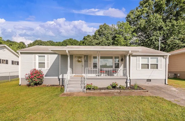 Pets Welcome - 5 Miles to Downtown Chattanooga; Quiet Neighborhood, Dog-friendly home w/Fence