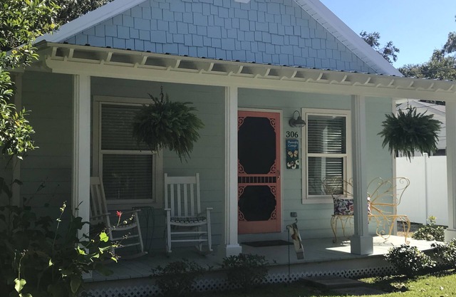 Pets Welcome! Fall Special Rates for Downtown Beach Cottage in Ocean Springs!