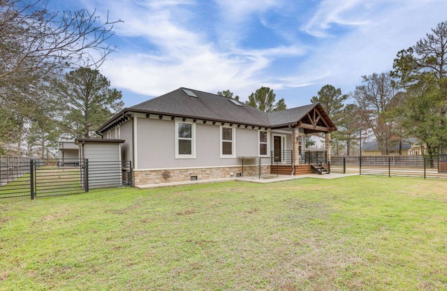Pets Welcome: Home w/Deck & Patio in Hockley!