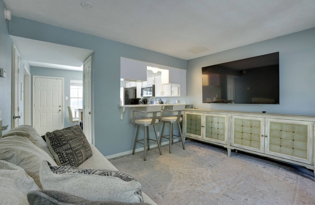 Pets Welcome! Humble Townhome 4 Mi to Airport