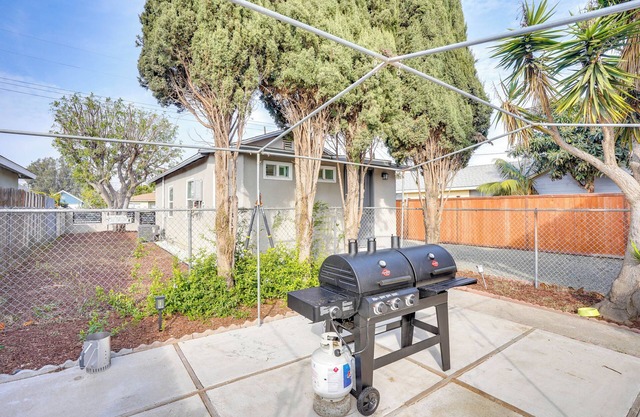 Pets Welcome: Sleek Abode in Santa Ana!