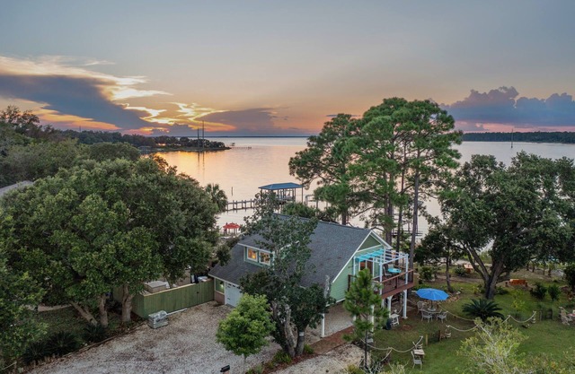 PETS WELCOME VERY QUIET on the Water of PNS Bay minutes from Navarre Beach
