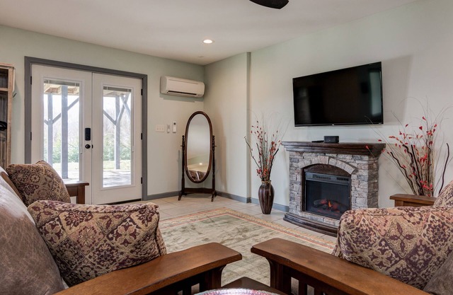 Pets welcomed, fully fenced in yard. Beautiful 1BR suite w full kitchen, WI-FI