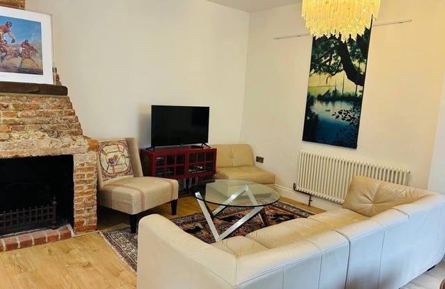 Petworth Cottage-Sleeps 6-Pet Friendly-Central
