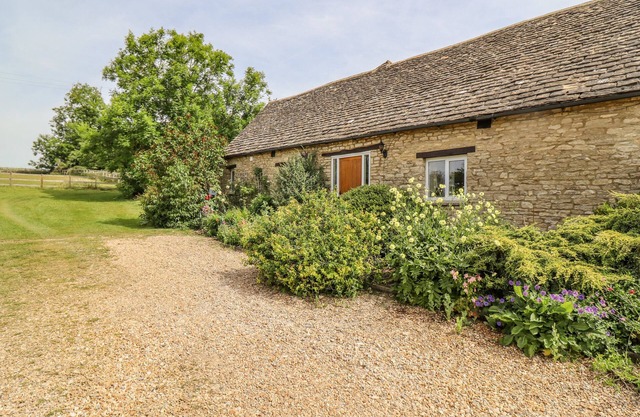 PHEASANT COTTAGE, family friendly, with a garden in Minster Lovell