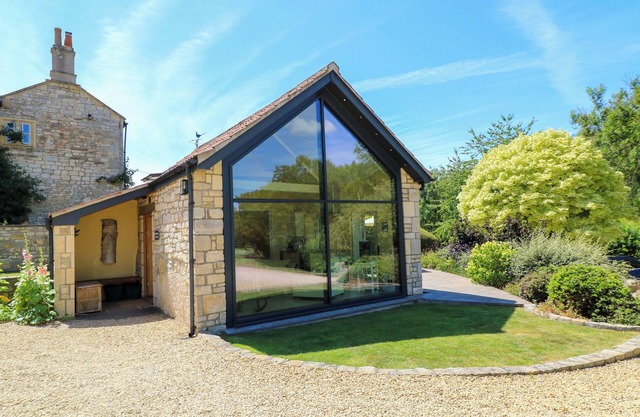 PHEASANT COTTAGE, romantic, with a garden in Bath