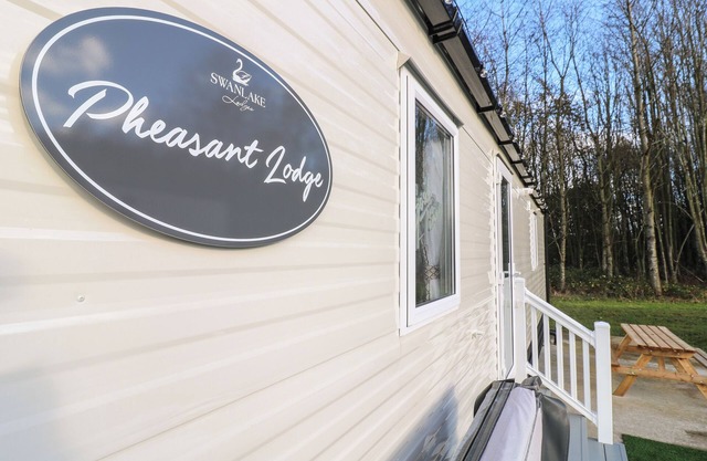 PHEASANT LODGE, family friendly, with hot tub in Coalville