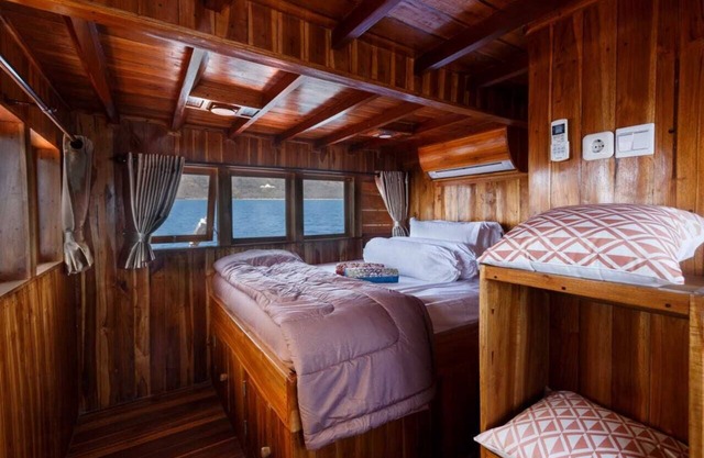 Phinisi Hena Komodo Journey 12 Personer