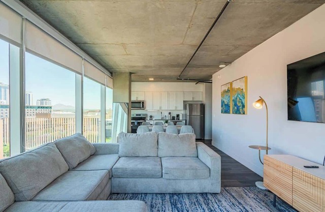Phoenix Getaway+3BR+75"SmartTV+Pool+Downtown+Gym