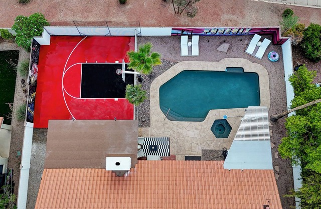 Phoenix, Pool, Hottub, basketball court, arcades, mountain views and much more!