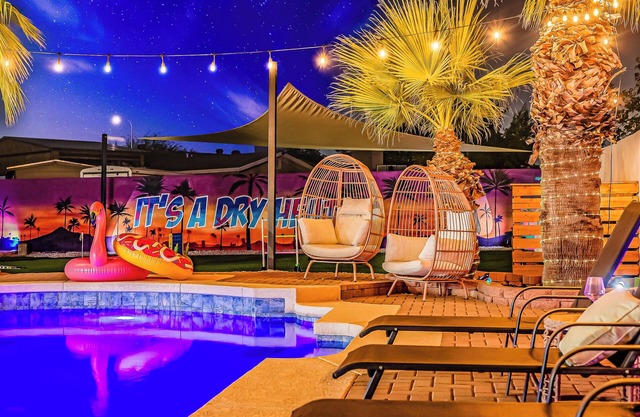 Phoenix Villa - Private Resort Style backyard, Pool, Volleyball, Putting Green