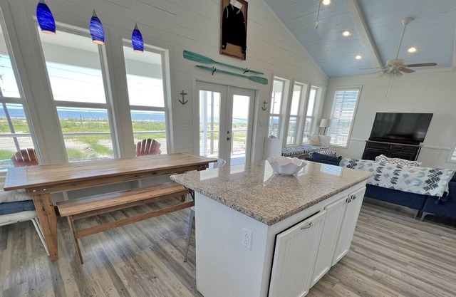 Phun Livin - Easy Beach Access - Island Realty