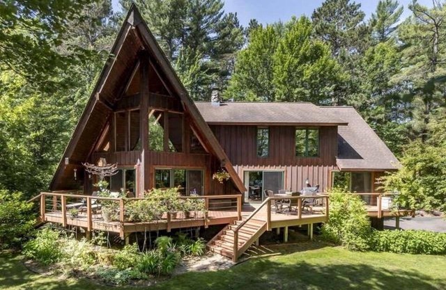 Pickerel Lodge Gorgeous and spacious lakefront home . 5000 square foot home.