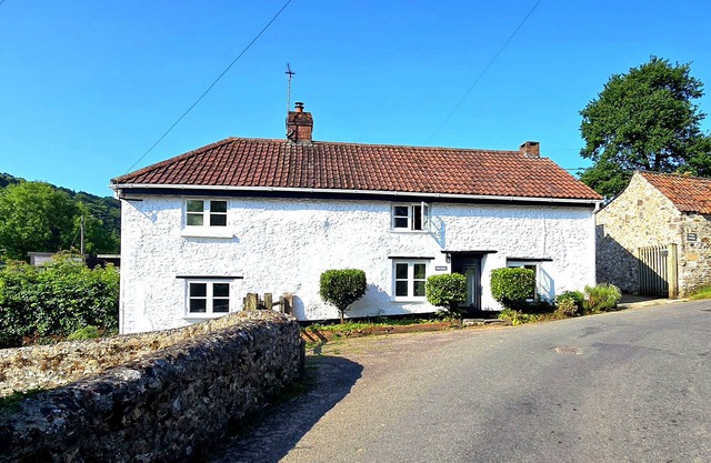 PICKET MEAD, pet friendly, character holiday cottage in Colyton