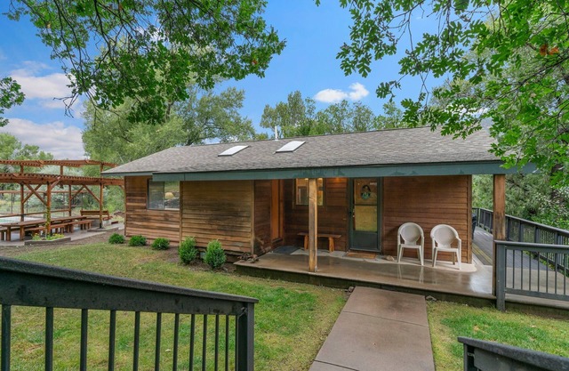 Pickle Ball Courts, Peaceful Deck Next to Creek!