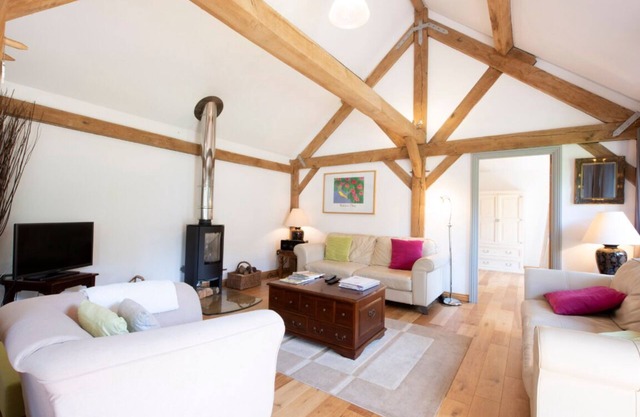 Pickle Cottage Tenterden - modern, airy converted barn, formerly a pig shed!
