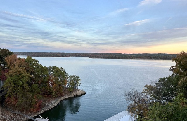 Pickwick Lake Front River Walk Villa11 w/spectacular views, boatslip & pool