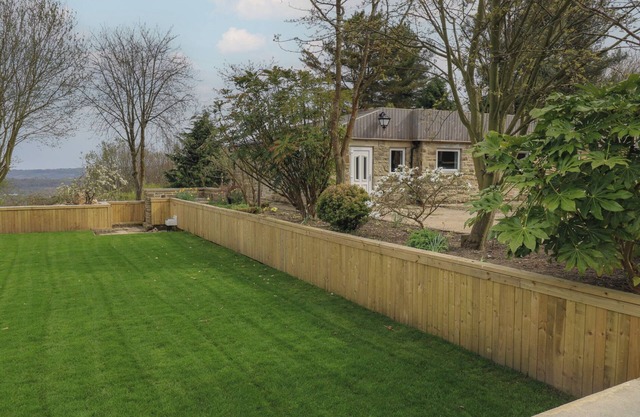 PICKWOOD GRANGE, pet friendly, with hot tub in Norland