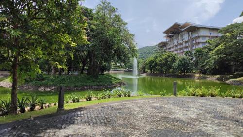 Pico de Loro - Stylish Condo by HabiSpace at Jacana A