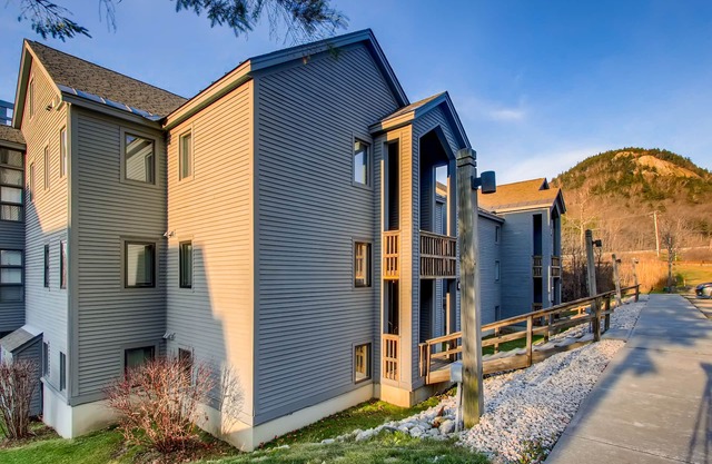 Pico I-102 Beautifully decorated 3 bed 2 baths condo is just a short walk to the ski trails