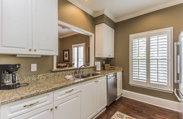 Picture perfect Marina Cove Escape with lake views!