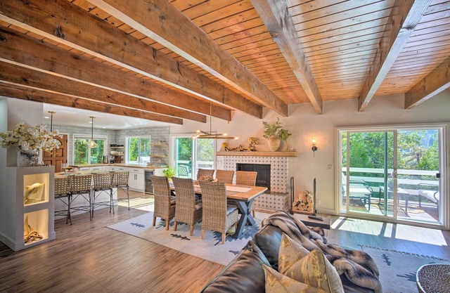 Picturesque Cabin: 2 Balconies, Walk to Lake!