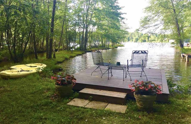 Picturesque cottage on Lake Bowen! Kayaks, Dock, Firepit, Deck, Privacy