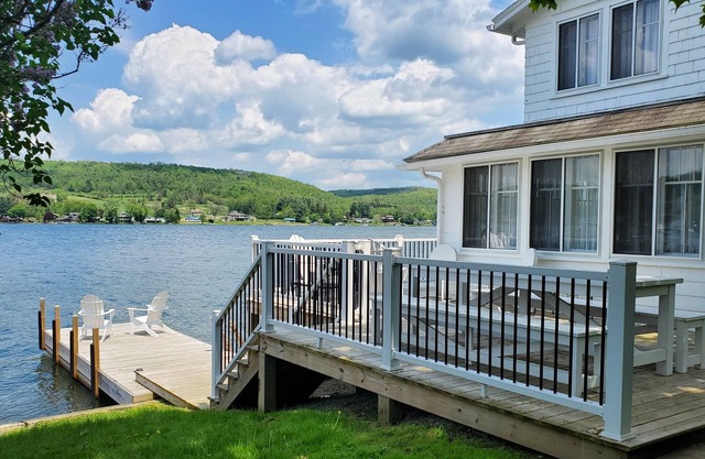 Picturesque Lakefront Cottage