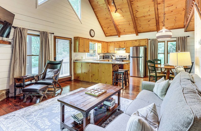 Picturesque Mountain Cabin w/Hot Tub + Fire Pit!
