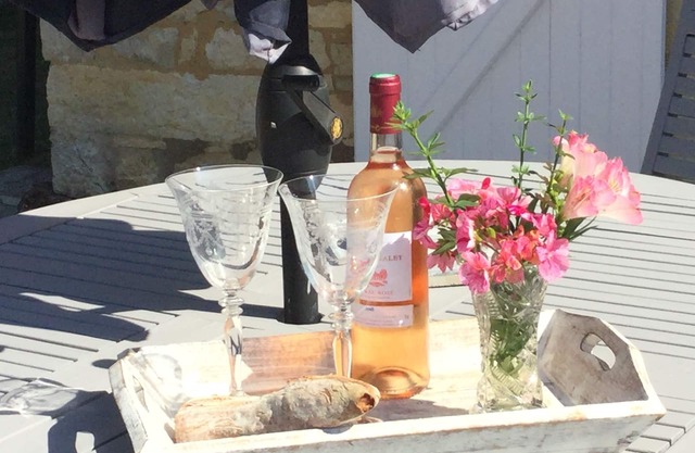 Picturesque village, 2 amazing restaurants, creperie and shops a few steps away