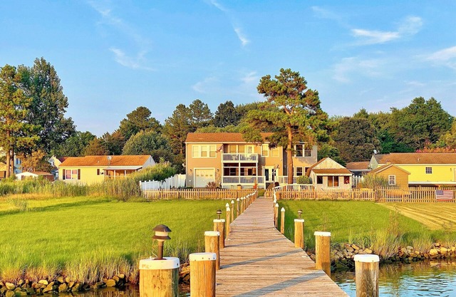 Pier Pleasure Retreat- Waterfront & Private Pier