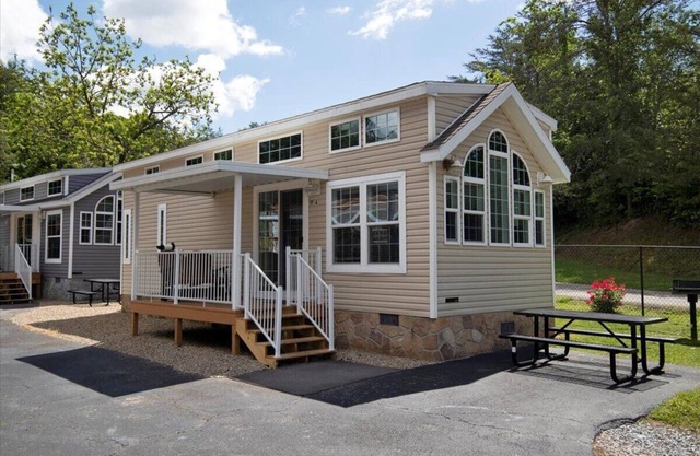 Pigeon Forge 1BR Cottage with Loft