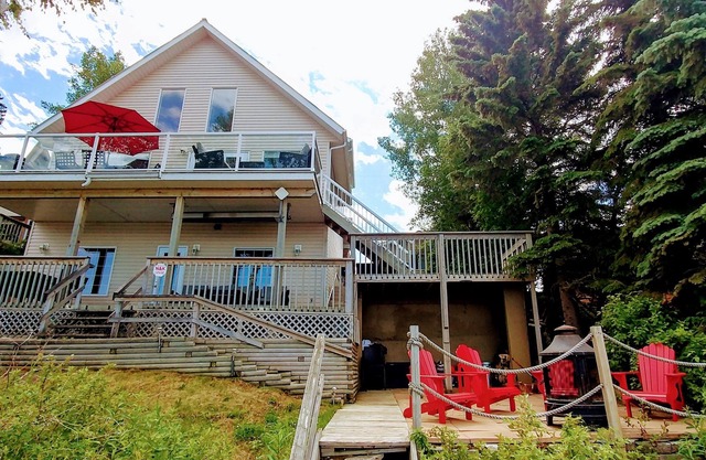 Pigeon Lake Lakefront home . Hot tub, Starlink, firepit.