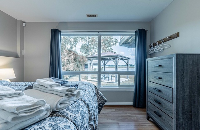 Pigeon Lakeside Family Cottage With Amazing Views Lots of Activities and Fishing