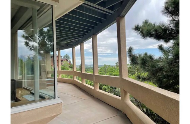 Pikes Peak View Suite- Beautiful Mountain Views!!