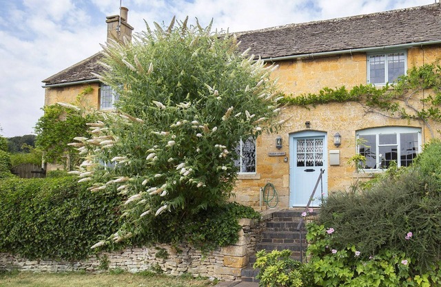 Pilgrim Cottage - sleeps 8 guests in 4 bedrooms