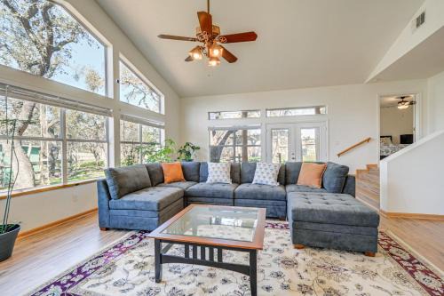 Pin Oak Farmhouse with Patio in Dripping Springs