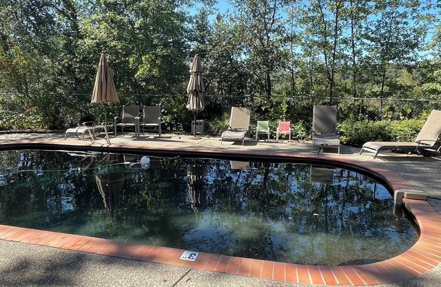 Pine Bluff House-Heated Pool, Peace and Privacy now with Solar Energy