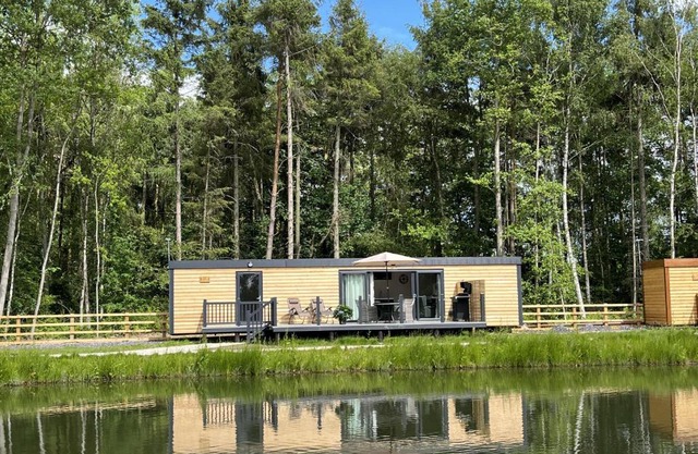 Pine Boutique Lodge with hot tub for couples & dog