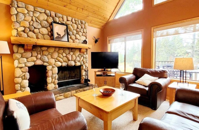 Pine Cone Cabin by StayIn